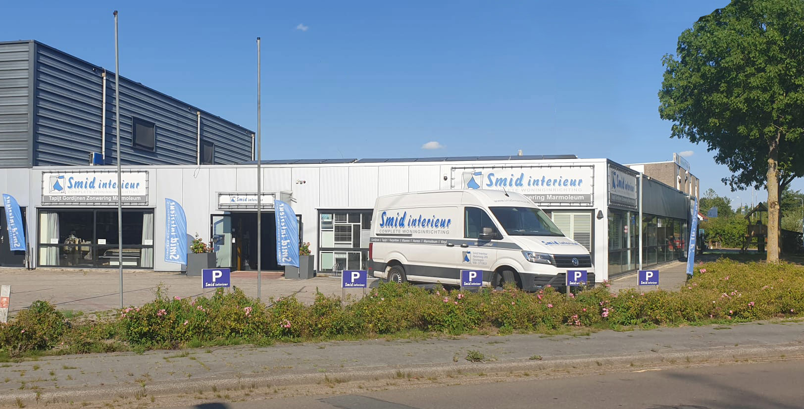 De showroom van Smid Interieur in Groningen, met de bestelbus voor de ingang